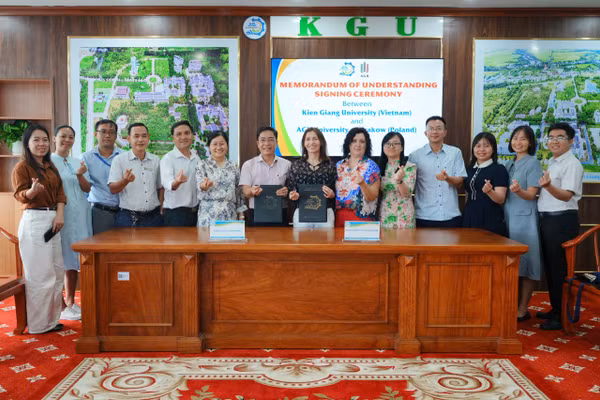 Trường Đại học Kiên Giang và Trường Đại học AGH Krakow ký kết Biên bản ghi nhớ hợp tác.