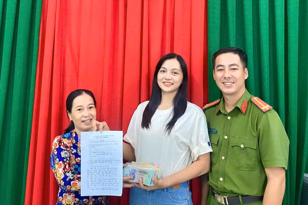 Lực lượng Công an phường Rạch Giá và cô giáo Nguyễn Thị Oanh trao trả lại số tiền hơn 50 triệu đồng cho chị Nguyễn Trúc Giang.