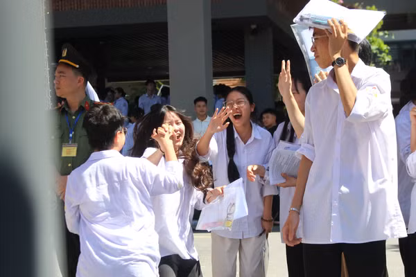 Thí sinh Hà Tĩnh thể hiện quyết tâm trong ngày thi đầu tiên Kỳ thi tốt nghiệp THPT 2026.