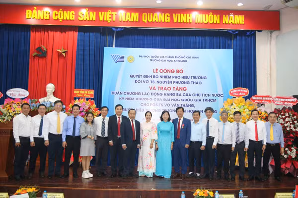 Các đại biểu chụp ảnh lưu niệm tại buổi lễ. Ảnh: Anh Thư - Thiện Mỹ.