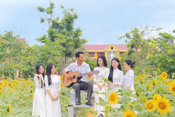 Khu vườn ngập tràn sắc vàng hoa hướng dương tại Trường THPT Nguyễn Đình Liễn.