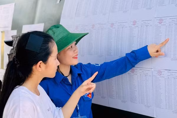 Tình nguyện viên hỗ trợ thí sinh dự thi lớp 10 THPT tại các điểm thi.