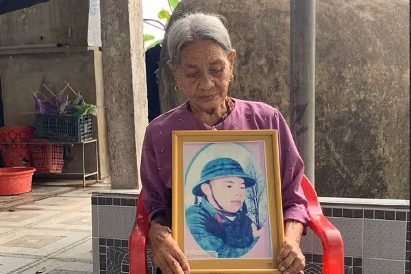  Gần nửa thế kỷ qua, bà Nguyễn Thị Hoét (95 tuổi, xã Cẩm Hưng, Hà Tĩnh) vẫn chờ ngày biết con đang nằm ở đâu.