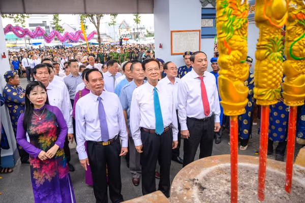 Các đại biểu viếng, dâng hương tại Đình thần Nguyễn Trung Trực.