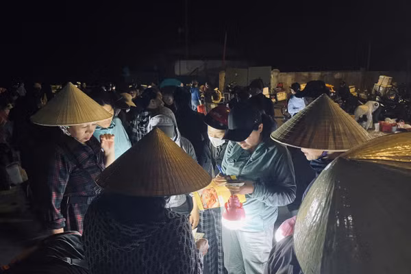 Chong đèn đi chợ cá Thạch Kim (xã Lộc Hà, Hà Tĩnh) lúc trời còn tối mịt.