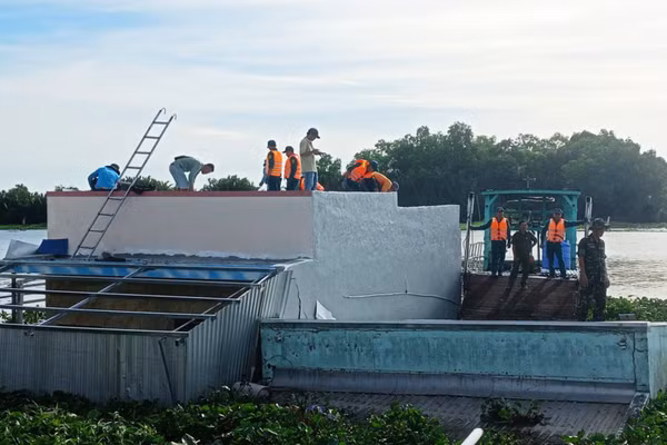 Sạt lở cuốn 3 căn nhà xuống sông ở An Giang.