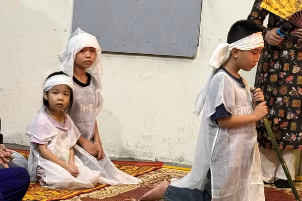 Hình ảnh xót xa của 3 anh em Hoàng Anh, Hà Anh và An Thư trong đám tang của bố.