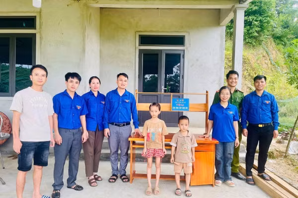 Đoàn xã Kim Hoa (Hà Tĩnh) trao tặng góc học tập cho học sinh khó khăn nhân dịp 1/6.