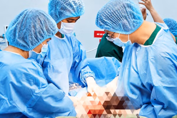 Ê-kíp thực hiện phẫu thuật cho bệnh nhân. Ảnh: BVCC.