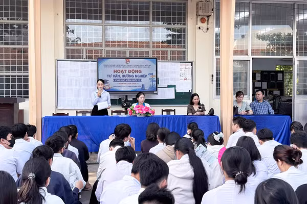 Hoạt động tư vấn hướng nghiệp tại Trung tâm GDNN - GDTX Bến Tre, tỉnh Vĩnh Long.