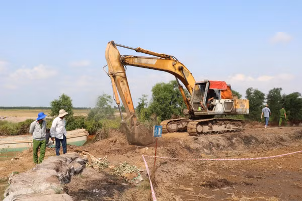 Lực lượng chức năng tiến hành cưỡng chế, thu hồi diện tích đất bị chiếm. Ảnh: TG