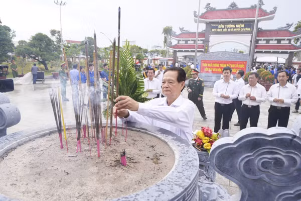 Nguyên Thủ tướng Nguyễn Tấn Dũng dâng hương tại Đền tưởng niệm Anh hùng Liệt sĩ và người có công tỉnh An Giang.