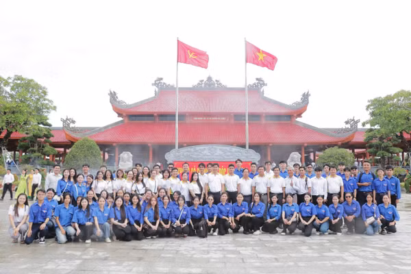 Viên chức, người lao động và sinh viên Trường Đại học Kiên Giang chụp ảnh lưu niệm tại Đền tưởng niệm.