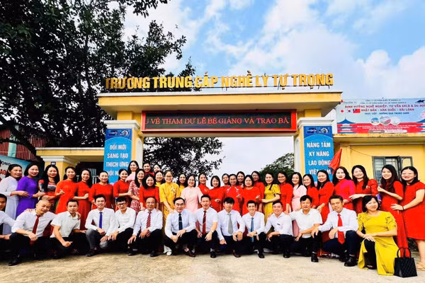 Cán bộ, giáo viên, nhân viên Trường Trung cấp nghề Lý Tự Trọng (xã Can Lộc, Hà Tĩnh).