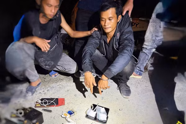Đối tượng Nguyễn Chí Khang cùng tang vật. Ảnh: CACC.