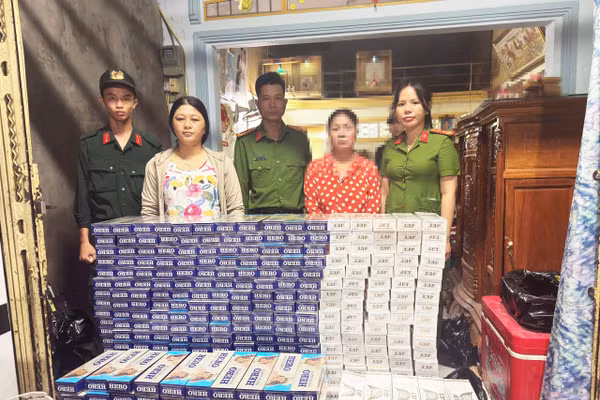 Bị can Phan Thị Ngọc Ánh (thứ 2 từ trái qua). Ảnh: CACC.