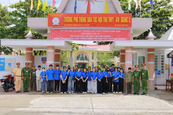 Lực lượng Công an và tình nguyện viên tại Điểm thi Trường Phổ thông Dân tộc Nội trú THPT An Giang 1.