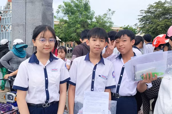 Thí sinh Tô Đinh Khánh Vy (trái) cùng các bạn lưu giữ khoảnh khắc đáng nhớ sau khi hoàn thành kỳ thi tại điểm Trường THPT Châu Thành.