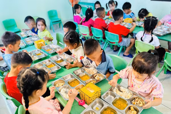 Bữa ăn bán trú tại Trường Mầm non Đăng Văn Kiều (Hà Tĩnh).