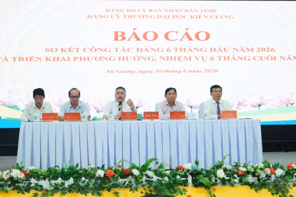 Đoàn Chủ tọa điều hành hội nghị.