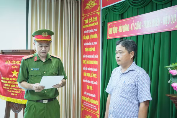 Cơ quan Cảnh sát điều tra tống đạt các quyết định tố tụng đối với bị can Võ Chí Công. Ảnh: Công an Cần Thơ.