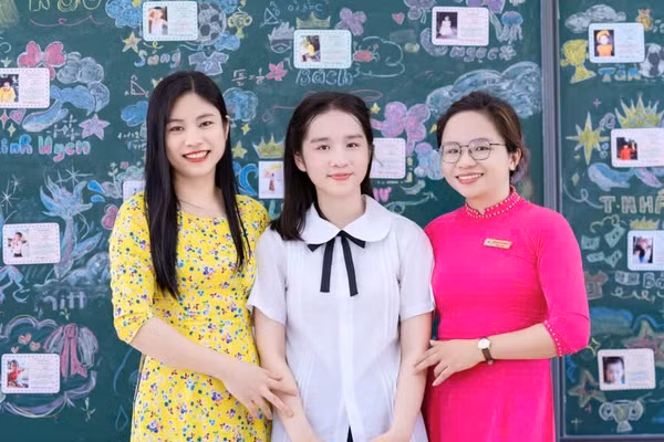 Bảo Ngọc cùng các giáo viên Trường THCS Nguyễn Tuấn Thiện (xã Hương Sơn, Hà Tĩnh). Ảnh NVCC