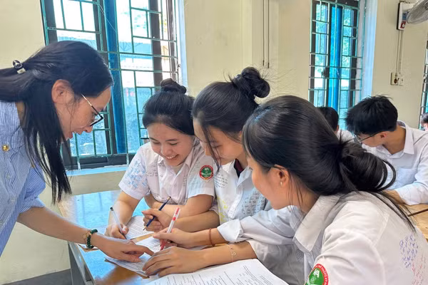 GV Hà Tĩnh ôn tập cho học sinh trước Kỳ thi Tốt nghiệp THPT năm 2026. (Ảnh tư liệu)