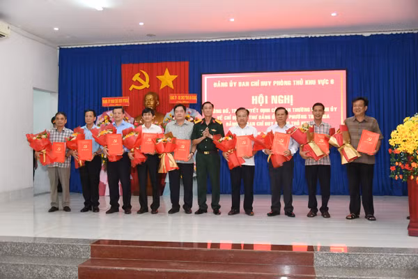 Đại tá Cao Minh Tâm, Phó Chính ủy Bộ Chỉ huy Quân sự tỉnh An Giang trao Quyết định cho các bí thư xã, phường. Ảnh: Phương Vũ.