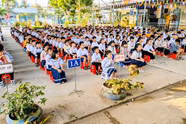 Học sinh chăm chú lắng nghe tuyên truyền, phổ biến pháp luật về an toàn giao thông.
