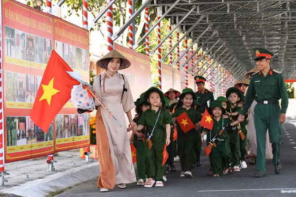Các em thiếu nhi được giao lưu, trải nghiệm tại Bộ Chỉ huy Quân sự tỉnh An Giang.