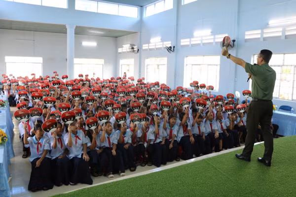 Hàng trăm học sinh tại An Giang tham dự buổi tuyên truyền. Ảnh: Tiến Dũng.