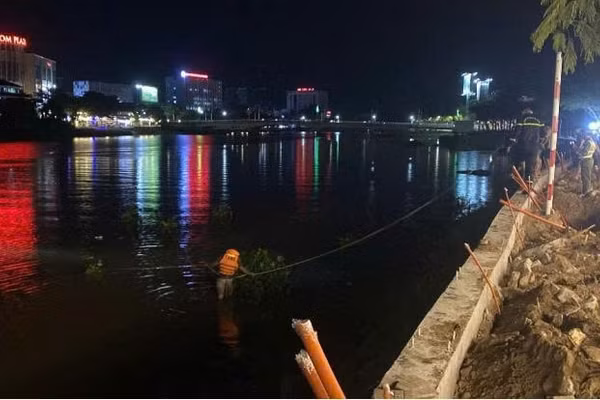 Lực lượng chức năng khẩn trương tìm kiếm nạn nhân mất tích.