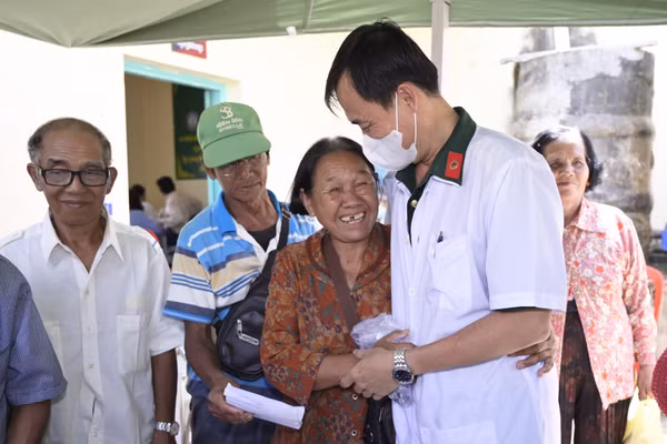 Người dân Campuchia vui mừng, xúc động khi được đoàn y, bác sĩ Việt Nam đến khám bệnh và cấp thuốc miễn phí.