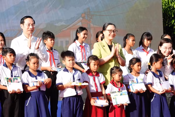 Thứ trưởng Bộ GD&ĐT em Nguyễn Thị Quyên Thanh và Chủ tịch HĐND tỉnh An Giang Nguyễn Thanh Nhàn trao học bổng cho các em học sinh.