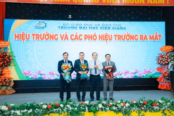 Trường Đại học Kiên Giang ra mắt Ban Giám hiệu nhiệm kỳ mới