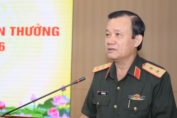 Trung tướng Hồ Văn Thái, Chính ủy Quân khu 9, phát biểu chỉ đạo tại hội nghị.