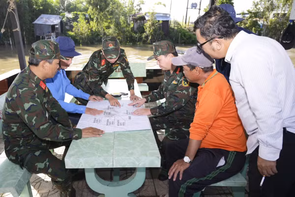 Đoàn công tác tiến hành khảo sát thực địa đối chiếu địa hình, xác minh những vị trí nghi có mộ liệt sĩ.