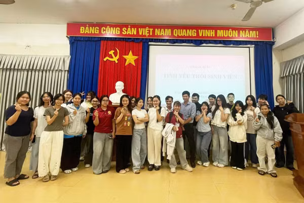 ThS Trương Chí Hùng cùng các sinh viên tại chuỗi chuyên đề về kỹ năng và đời sống sinh viên.