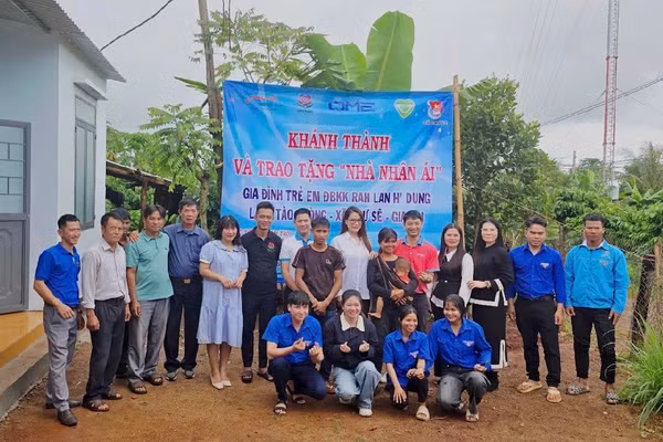 Quỹ từ thiện Bông Hồng Nhỏ cùng nhà tài trợ từ “Mẹ là tình yêu” mùa 5 trao tặng Nhà Yêu Thương cho hộ dân khó khăn ở Gia Lai.