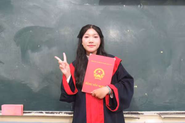 Chân dung nữ sinh Đinh Yến Linh vừa đạt điểm 10 môn Lịch sử trong Kỳ thi tốt nghiệp THPT năm 2026.