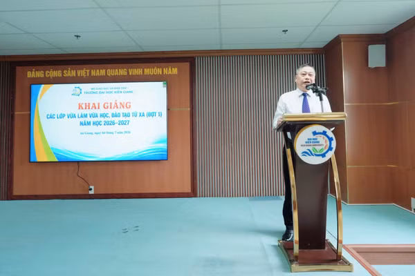 TS Nguyễn Hữu Thọ, Bí thư Đảng ủy, Hiệu trưởng Trường ĐH Kiên Giang, phát biểu chúc mừng các tân học viên tại lễ khai giảng.