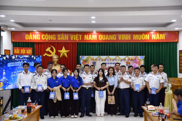 Hải đội 401 và Đoàn thanh niên Trường THPT An Thới chụp ảnh lưu niệm.