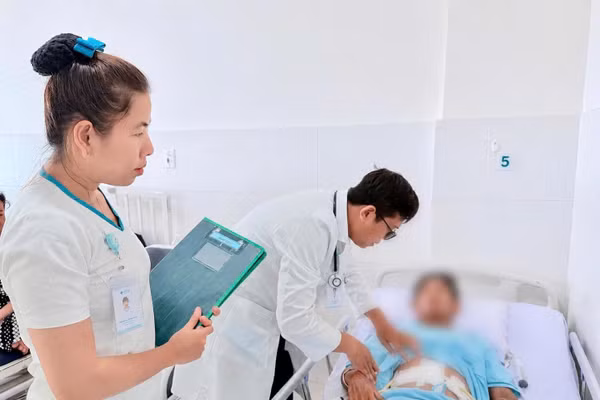 Bác sĩ thăm khám cho người bệnh.