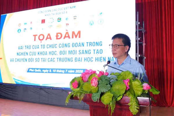 TS Nguyễn Ngọc Ân, Chủ tịch Công đoàn Giáo dục Việt Nam, phát biểu chỉ đạo tại tọa đàm.