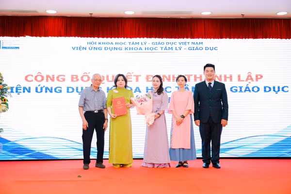 Trao Quyết định thành lập Viện Ứng dụng Khoa học Tâm lý - Giáo dục Chi nhánh Hà Nội.
