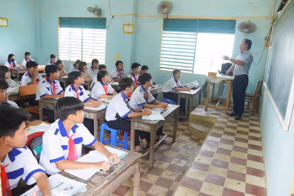 Ngôi trường vùng biên An Giang với lớp học đơn sơ, bàn ghế cũ, nhưng chưa bao giờ làm vơi đi khát vọng học tập của học trò. 