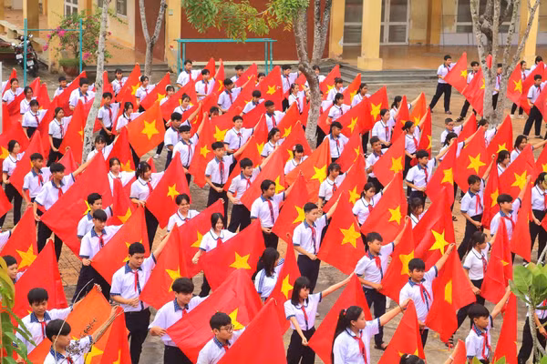 Gần 300 học sinh Trường THCS Thị trấn Cờ Đỏ "nhuộm đỏ" sân trường bằng cờ Tổ quốc.