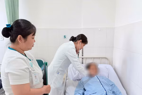 Bác sĩ thăm khám cho người bệnh trước khi xuất viện. Ảnh: BVCC.