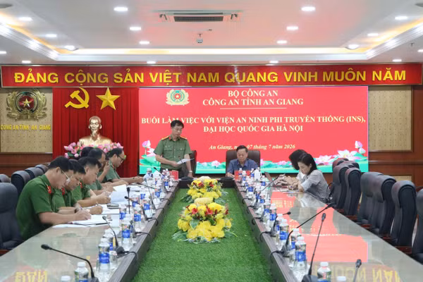 Toàn cảnh buổi làm việc.