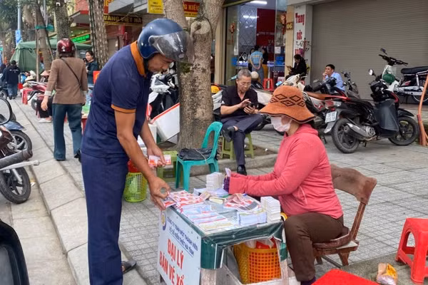 Giá vàng tăng cao, người dân mua vé số 'cầu lộc' ngày vía Thần Tài